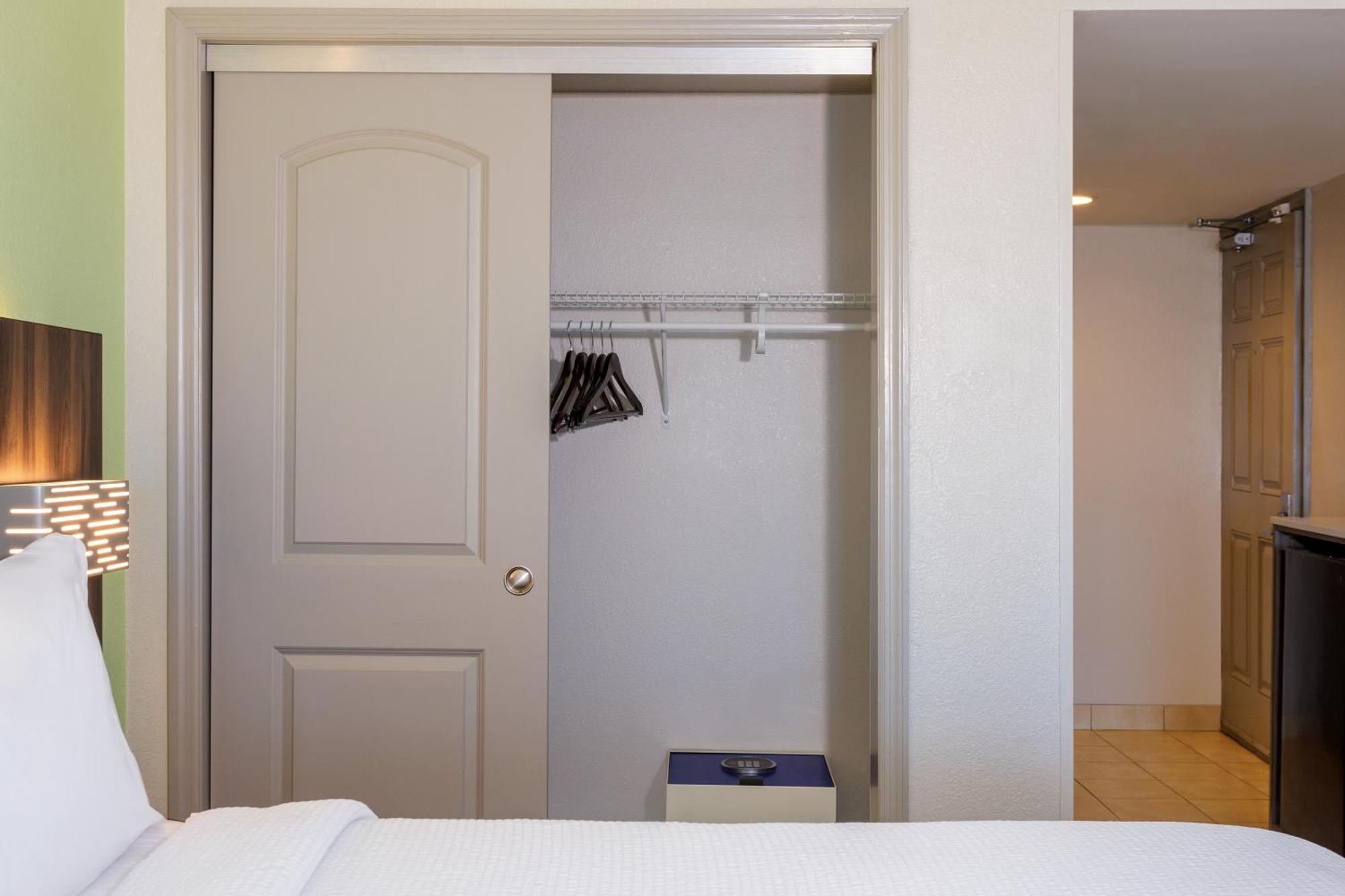 Holiday Inn Express & Suites Oceanfront Daytona Beach Shores By Ihg Eksteriør billede